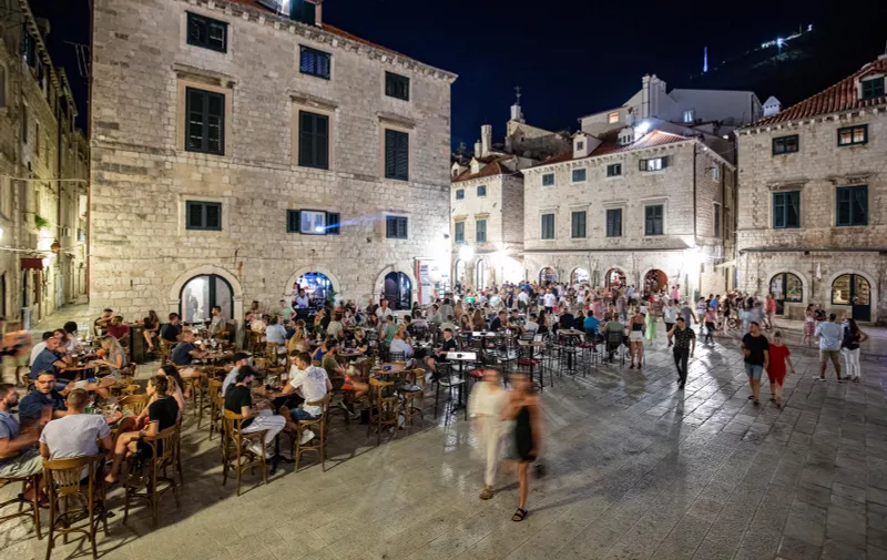05.08.2021., Stara gradska jezgra, Dubrovnik - Caffe bar Cele. Naime, svima koji odluce sjesti u Cele, na atraktivnijim pozicijama, primjerice za visoki stol u prvom redu, prilazi konobar te ih upoznaje s pravilom da moraju potrosti oko tisucu kuna ako tu zele provesti svoj izlazak. Navodno su neki stolovi i jeftiniji pa je iznos te potrosnje najmanje 300 kuna. rPhoto: Grgo Jelavic/PIXSELL