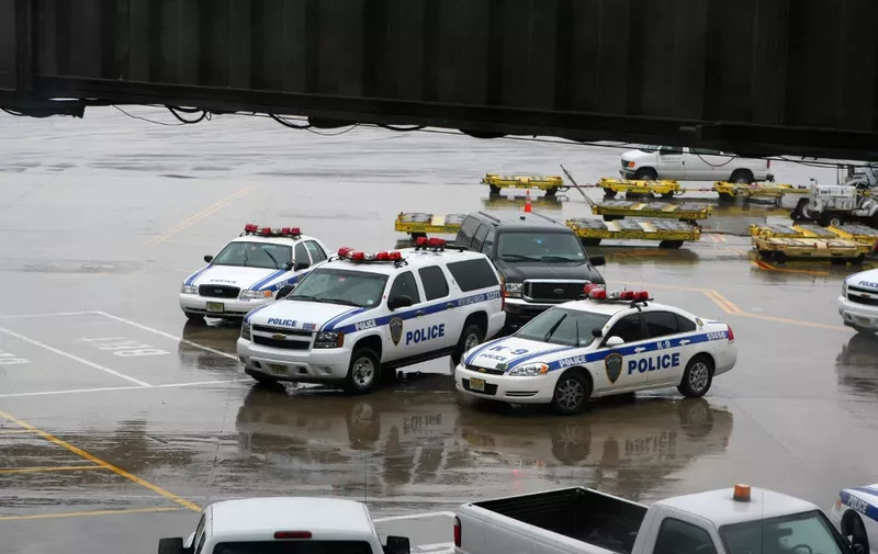 NEWARK, NJ - JUNE 18: Police cars sit on the tarmac near Continental Airlines Flight 61 at Newark Liberty International Airport June 18, 2009 in Newark, New Jersey. The flight landed safely at Newark after the pilot died en route from Brussels, Belgium of natural causes, an airline spokesperson said.   Daniel Barry/Getty Images/AFP (Photo by Daniel BARRY / GETTY IMAGES NORTH AMERICA / Getty Images via AFP)
