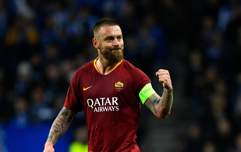 PORTO, PORTUGAL - MARCH 06:  Daniele De Rossi of AS Roma celebrates after scoring his sides first goal during the UEFA Champions League Round of 16 Second Leg match between FC Porto and AS Roma at Estadio do Dragao on March 06, 2019 in Porto, Portugal. (Photo by Octavio Passos/Getty Images)