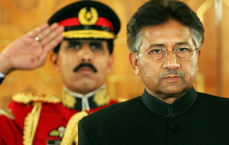 (FILES) In this file photo taken on November 29, 2007 Pakistan's President Pervez Musharraf (R) stands after taking the oath as a civilian president at the presidential palace in Islamabad. - Pakistan's former military ruler Pervez Musharraf has died in Dubai aged 79 after a long illness, the army said on February 5, 2023. (Photo by Aamir QURESHI / AFP) / XGTY