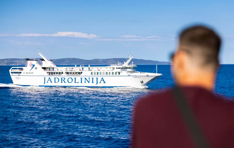 12.07.2022., Split - Turisti uzivaju na jutarnjem trajektu na putu za Stari Grad na otoku Hvaru. Photo: Milan Sabic/PIXSELL
