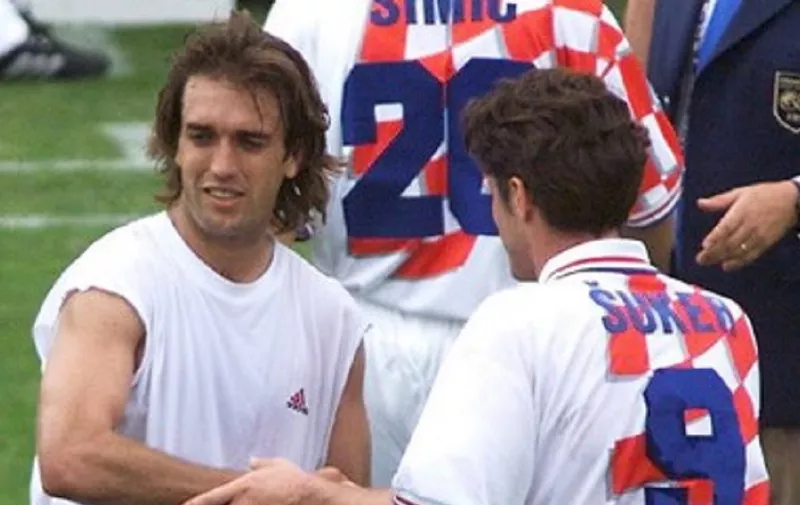Croatian forward Davor Suker (R) shakes hands with Argentinian forward Gabriel Batistuta 26 June at Parc Lescure stadium in Bordeaux during the 1998 Soccer World Cup group H first round match between Croatia and Argentina.     (ELECTRONIC IMAGE)       AFP PHOTO   DERRICK CEYRAC (Photo by DERRICK CEYRAC / AFP)