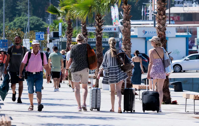 01.07.2022., Split - Visoke temperature nisu zaustavile turiste sa svojim koferima na putu prema sljedecoj destinaciji.  Photo: Miroslav Lelas/PIXSELL