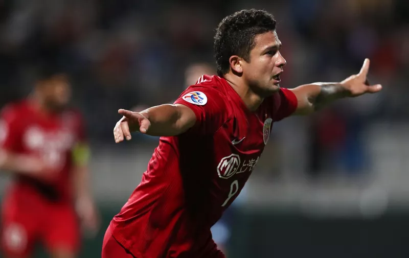 SYDNEY, AUSTRALIA - APRIL 10: Elkeson of Shanghai SIPG celebrates scoring the final goal during the AFC Asian Champions League match between Sydney FC and Shanghai SIPG at Netstrata Jubilee Stadium on April 10, 2019 in Sydney, Australia. (Photo by Matt King/Getty Images)