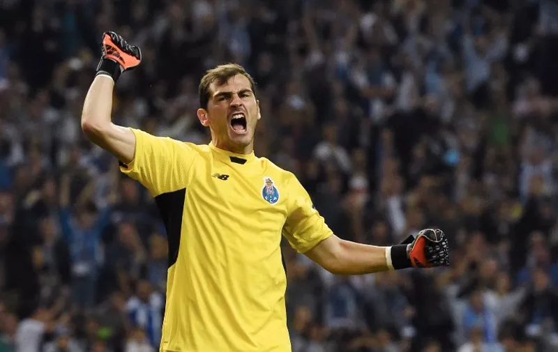 Porto's Spanish goalkeeper Iker Casillas celebrates at the end of the UEFA Champions League Group G football match at the Dragao stadium in Porto on September 29, 2015.  AFP PHOTO / FRANCISCO LEONG