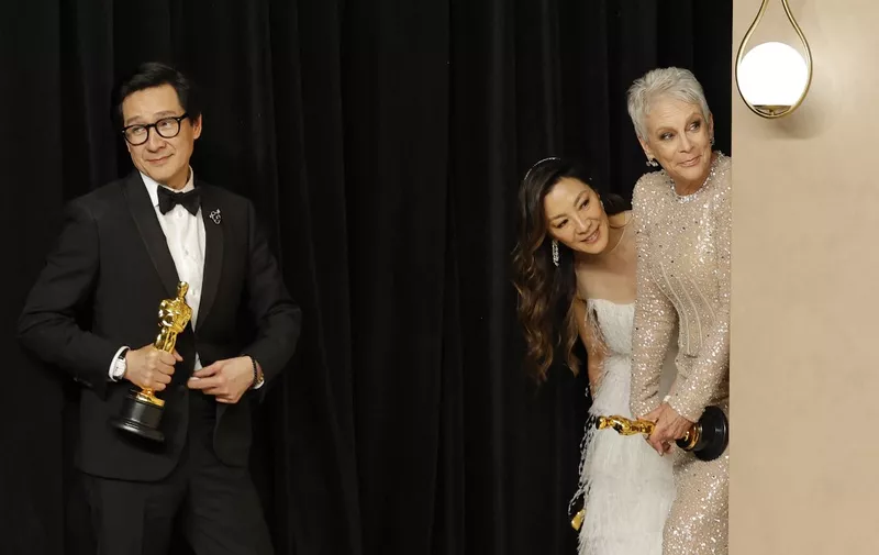 HOLLYWOOD, CALIFORNIA - MARCH 12: (L-R) Ke Huy Quan, winner of the Best Actor In A Supporting Role award, Michelle Yeoh, winner of the Best Actress in a Leading Role award and Jamie Lee Curtis, winner of the Best Supporting Actress award for "Everything Everywhere All at Once," pose in the press room during the 95th Annual Academy Awards on March 12, 2023 in Hollywood, California.   Mike Coppola/Getty Images/AFP (Photo by Mike Coppola / GETTY IMAGES NORTH AMERICA / Getty Images via AFP)