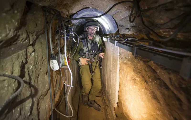 An Israeli army officer gives explanations to journalists on July 25, 2014 during an army-organised tour in a tunnel said to be used by Palestinian militants from the Gaza Strip for cross-border attacks. Israel launched its military offensive aiming at destroying tunnels used by Gaza militants. AFP PHOTO / POOL / JACK GUEZ (Photo by JACK GUEZ / POOL / AFP)