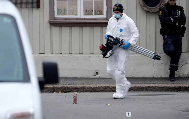 A police forensic carries material during investigations after a man armed with a bow and arrows killed 5 people before being arrested by police in Kongsberg, on October 14, 2021. - A man armed with a bow and arrows killed five people and wounded two others in southeastern Norway on October 13, 2021, police said, adding that they had arrested the suspect. The motive for the attack, which took place in several locations in the town centre of Kongsberg, was unknown but police said terrorism could not yet be ruled out. (Photo by Terje Bendiksby / NTB / AFP) / Norway OUT