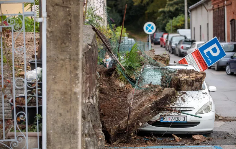 02.11.2021., Rijeka - Zid se urusio na parkirana vozila u ulici Potok. Photo: Nel Pavletic/PIXSELL