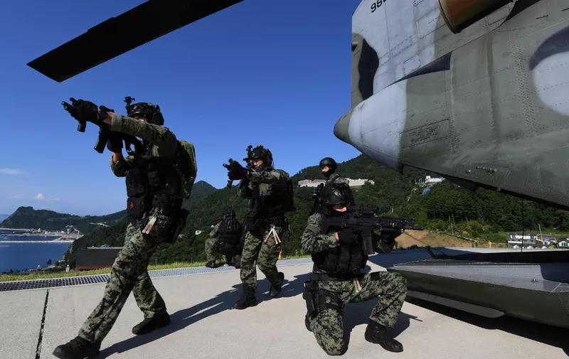 This handout photo taken on August 25, 2019 and provided by South Korean Navy shows South Korean Army's special forces participating in a military drill re-named "East Sea territory defence training" at the easternmost islets of Dokdo. - South Korea on August 25 began two days of war games to practise defending disputed islands off its east coast against an unlikely attack from Japan, further stoking tensions between the Asian neighbours. (Photo by handout / various sources / AFP) / RESTRICTED TO EDITORIAL USE - MANDATORY CREDIT "AFP PHOTO / South Korean Navy" - NO MARKETING NO ADVERTISING CAMPAIGNS - DISTRIBUTED AS A SERVICE TO CLIENTS