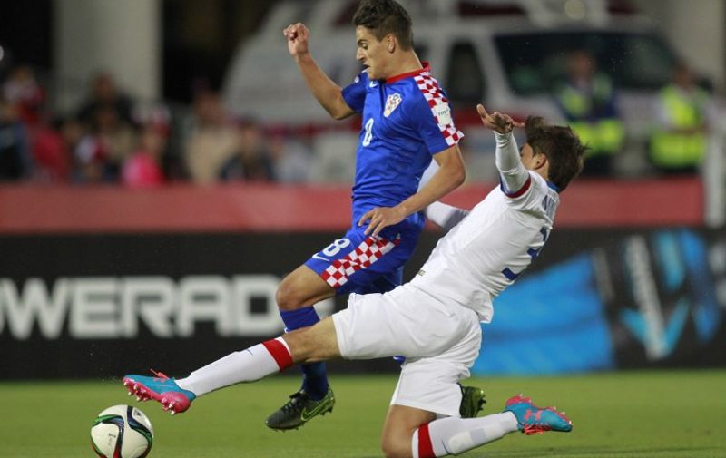 Croatia's player Neven Durase  (L) vies for the ball with Chilean Fabian Monilla (R)  during an Under 17 World Cup football match between Croatia and the Chile at the  National Stadium  in Santiago on October 17, 2015. AFP PHOTO/MARCELO HERNANDEZ /PHOTOSPORT