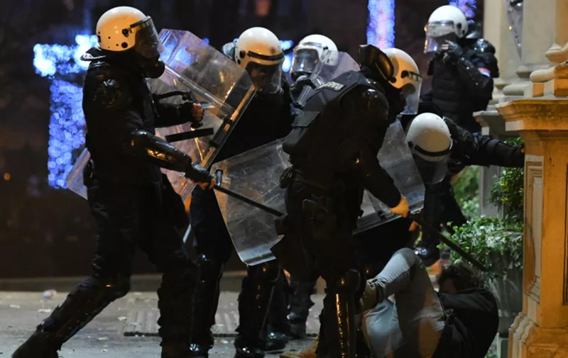 Policija rastjeruje prosvjednike u Beogradu