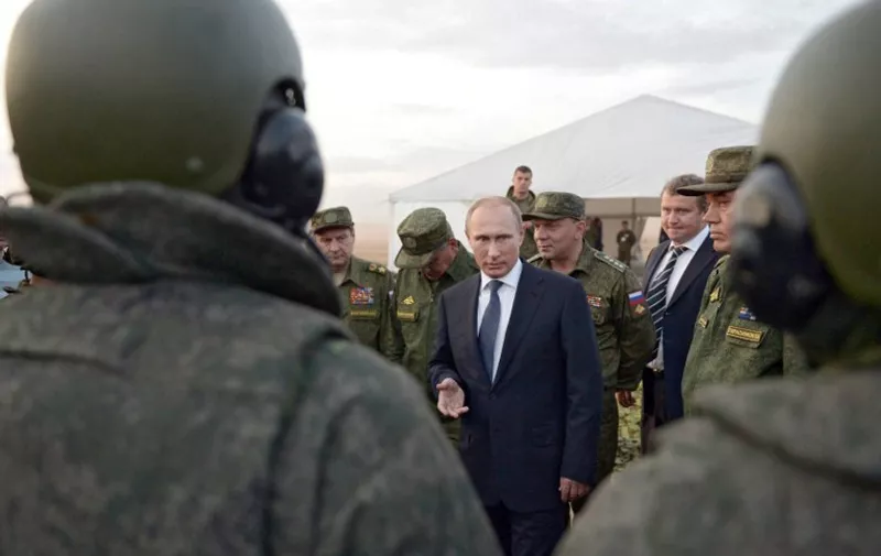 Russian President Vladimir Putin (C) attends a military exercises at the Donguzsky firing range in the Orenburg region, on September 19, 2015. AFP PHOTO / RIA NOVOSTI / ALEXEI NIKOLSKY