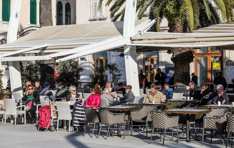 28.11.2020., Split - Gradjani s kavom za van sjeli na terase zatvorenih lokala i uzivali u suncu na rivi. 
Photo: Ivo Cagalj/PIXSELL