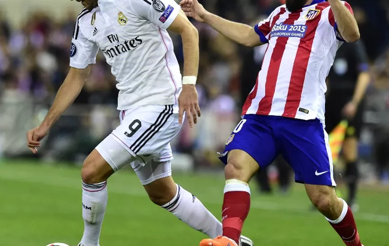 Real Madrid&#8217;s French forward Karim Benzema (L) vies with Atletico Madrid&#8217;s Turkish midfielder Arda Turan during the UEFA Champions League quarter final first leg football match Atletico de Madrid vs Real Madrid CF at the Vicente Calderon stadium in Madrid on April 14, 2015. AFP PHOTO / GERARD JULIEN
