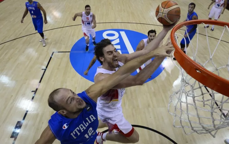 Spain's Pau Gaol tries to score past Italy's Marco Cusin during the EuroBasket group B match Spain vs Italy in Berlin September 8, 2015.