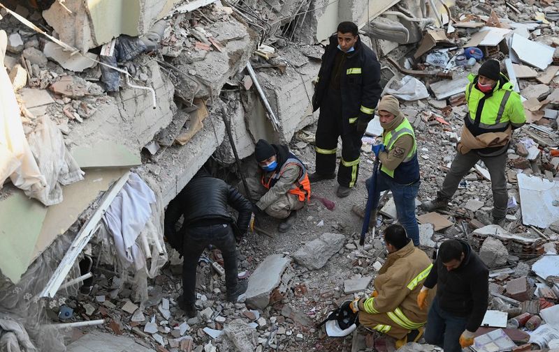 Rescuers carry out search operations among the rubble of collapsed buildings in Kahramanmaras, on February 9, 2023, three days after a 7,8-magnitude earthquake struck southeast Turkey. - The death toll from a huge earthquake that hit Turkey and Syria climbed to more than 17,100 on February 9, as hopes faded of finding survivors stuck under rubble in freezing weather. (Photo by OZAN KOSE / AFP)