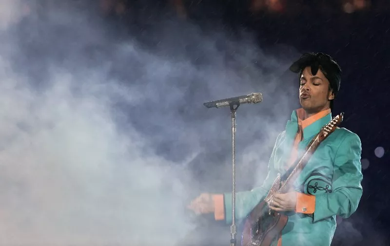 (FILES) This file photo taken on February 4, 2007 shows US musician Prince performing during half-time at Super Bowl XLI at Dolphin Stadium in Miami between the Chicago Bears and the Indianapolis Colts.   
A judge on April 27, 2016 appointed a special administrator to oversee Prince's estate, accepting a request from the sister of the pop star who died without leaving a will.
Kevin Eide, a district judge in suburban Carver County in Minnesota, said he heard no objections during a conference call with parties of interest and ordered a more formal hearing on Monday.
 / AFP PHOTO / Roberto SCHMIDT