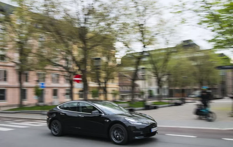 A Tesla Motors electric car drives on a street in the Norwegian capital Oslo on April 30, 2019. - Rich or not, young and old, hip urbanites and rural dwellers alike: Norwegians, including Crown Prince Haakon, are increasingly switching to electric cars. The choice is especially green in this country, where most of the electricity produced is environmentally-friendly, derived from hydro power. (Photo by Jonathan NACKSTRAND / AFP)