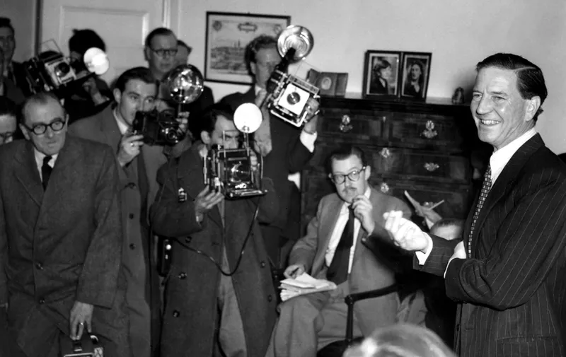 Philbyjevo trijumfalno obraćanje novinarima u studenom 1955. godine, u dnevnom boravku kuće njegove majke. Profimedia