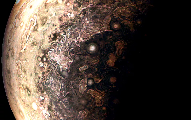 Jupiter izbliza sa povećanim kontrastom boja