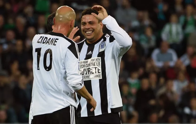 Retired football players and goodwill ambassadors for the United Nations Development Programme (UNDP) Brazil&#8217;s Ronaldo (C) and France&#8217;s Zinedine Zidane (L) celebrate after Ronaldo scored during the 12th annual &#8220;Match Against Poverty&#8221; soccer match on April 20, 2015 at the Geoffroy Guichard stadium in Saint-Etienne, central france. This UNDP&#8217;s friendly match is held this year [&hellip;]
