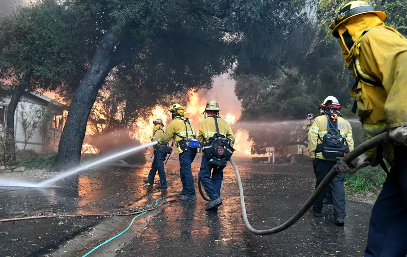 November 9, 2018 - Westlake Village, California, United States: Firefighters advance the flames in the Oak Forest Estates mobile home park in Westlake Village., Image: 395136772, License: Rights-managed, Restrictions: No publication in Los Angeles Daily News, Orange County Register, LA Opinion, Model Release: no, Credit line: Profimedia, Polaris