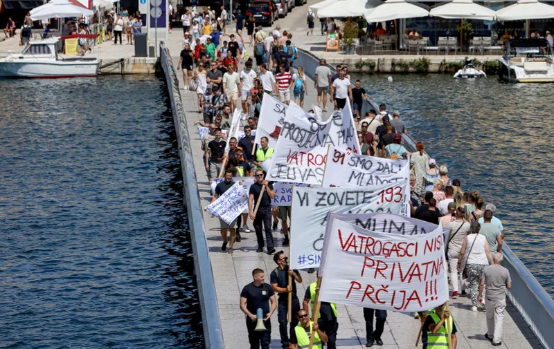 08.08.2023., Zadar  -  Zadarski vatrogasci prosvjedovali radi malih placa Photo: Sime Zelic/PIXSELL