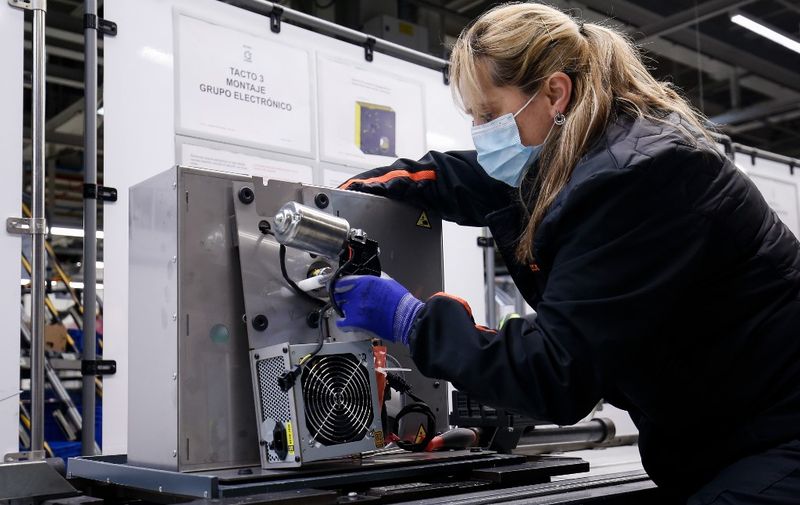 An employee works on the production of medical ventilators at the factory of Spanish automobile manufacturer SEAT in Martorell near Barcelona, on April 7, 2020. - Spain's daily coronavirus death rate shot up to 743 after falling for four straight days, lifting the total toll to 13,798, the health ministry said. The number of new infections in the world's second hardest-hit country after Italy also grew at a faster pace, rising 4.1 percent to 140,510, it added. (Photo by PAU BARRENA / AFP)