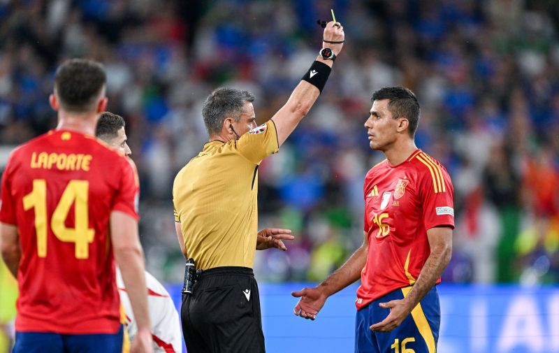 240620 EURO2024 SPAIN VS ITALY Yellow card for Rodri - Rodrigo Hernandez Cascante 16 of Spain given by referee Slavko Vincic during a soccer game between the national teams of Spain and Italy on the 2nd matchday in Group B in the group stage of the UEFA EURO, EM, Europameisterschaft,Fussball 2024 tournament , on Thursday 20 June 2024 in Gelsenkirchen , Germany . PHOTO SPORTPIX Stijn Audooren Gelsenkirchen Arena AufSchalke Germany PUBLICATIONxNOTxINxBEL Copyright: xSportpix.bex xStijnxAudoorenxStijnxAudoorenx