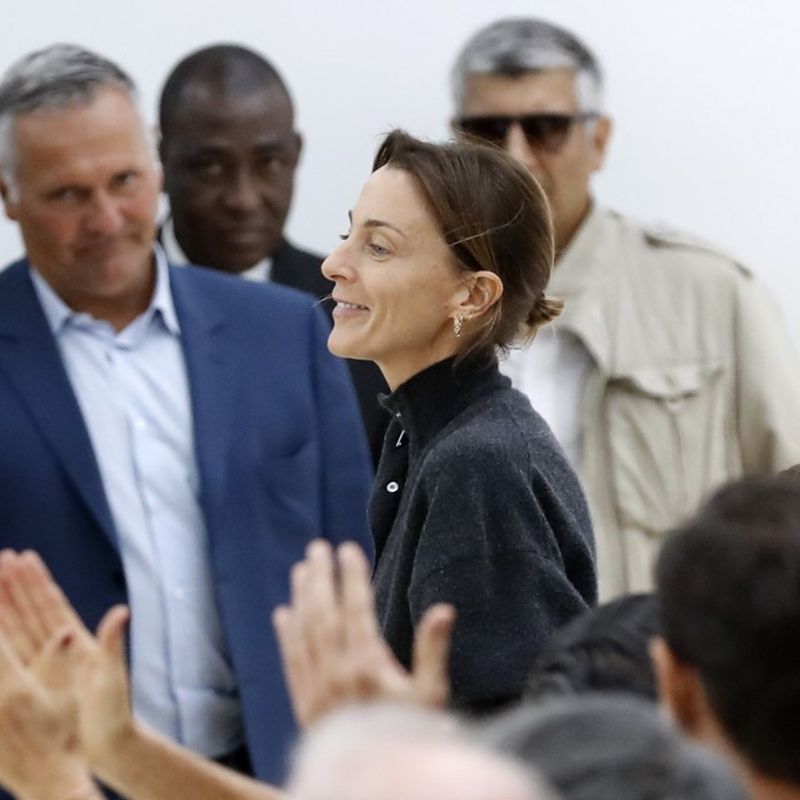 Fashion designer for Céline, Phoebe Philo (C), acknowledges the audience at the end of her 2017 Spring/Summer ready-to-wear collection fashion show, on October 2, 2016 in Paris. (Photo by PATRICK KOVARIK / AFP)