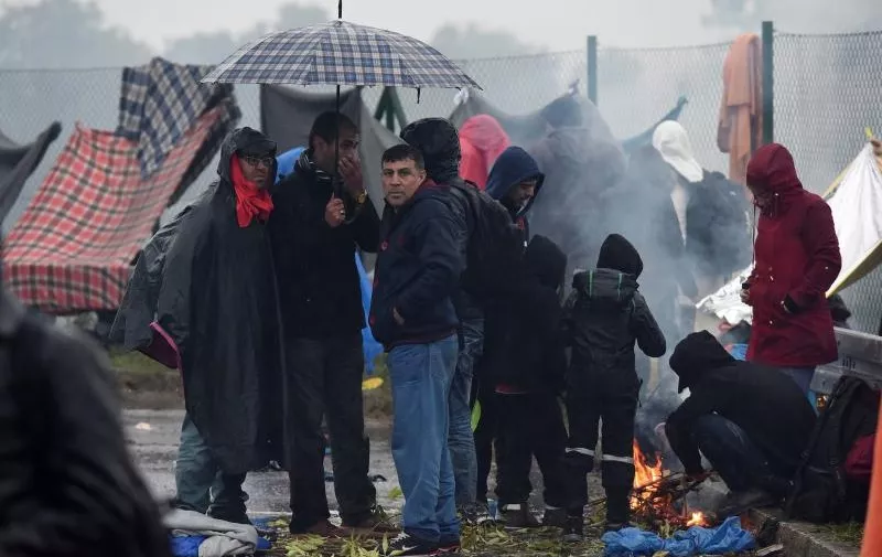 Migranti proveli kisnu noc na granici sa Slovenijom. Slovenska policija jos ih ne pusta prema Austriji. 