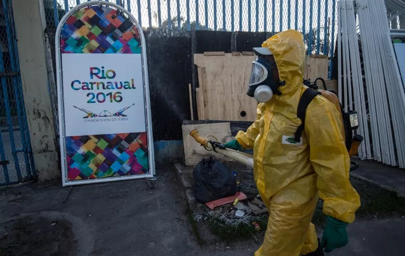 A municipal agent sprays anti Zika mosquitos chimical product at the sambadrome in Rio de Janeiro, on January 26, 2016. 
Brazil is mobilizing more than 200,000 troops to go "house to house" in the battle against Zika-carrying mosquitoes, blamed for causing horrific birth defects in a major regional health scare, a report said Monday. / AFP / CHRISTOPHE SIMON