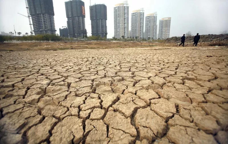 The dry riverbed of the Gan river, which flows into Poyang lake and is a major tributary of the Yangtze, as the river dries up near the Jiangxi capital of Nanchang, 05 December 2007, due to the drought that began in July.  Water levels in Poyang Lake in Jiangxi province, China's largest fresh water lake, are nearing record lows as a drought exacerbates, causing severe water shortages for industrial and residential users.                CHINA OUT GETTY OUT        AFP PHOTO
