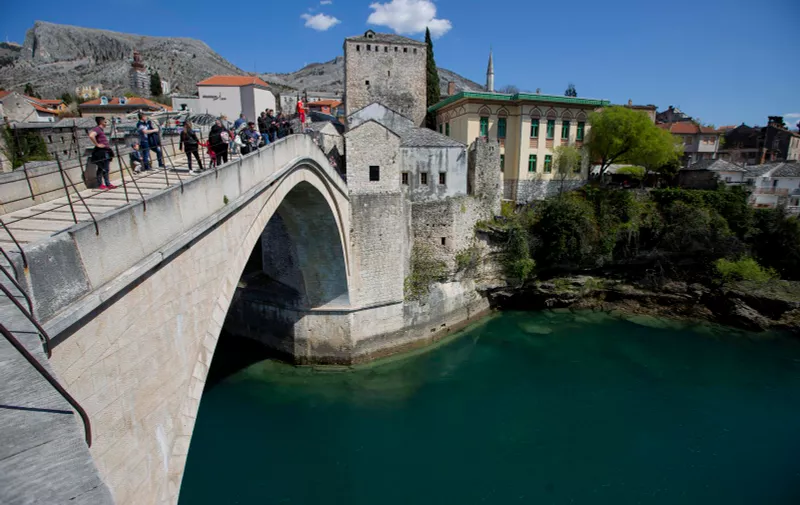 10.04.2021., Mostar - Lijepo vrijeme i proljece primamilo domace, ali i strane turiste u Stari grad kojih je svakim danom sve vise. rDenis Kapetanovic/PIXSELL