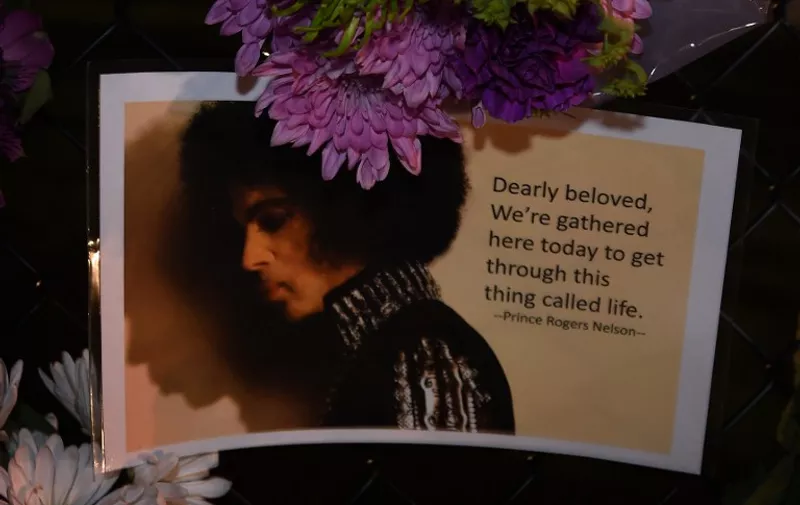 Messages left by fans outside the Paisley Park residential compound of music legend Prince in Minneapolis, Minnesota, on April 21, 2016.
Emergency personnel tried and failed to revive music legend Prince, who died April 21, 2016, at age 57, after finding him slumped unresponsive in an elevator at his Paisley Park studios in Minnesota, the local sheriff said. / AFP PHOTO / Mark Ralston