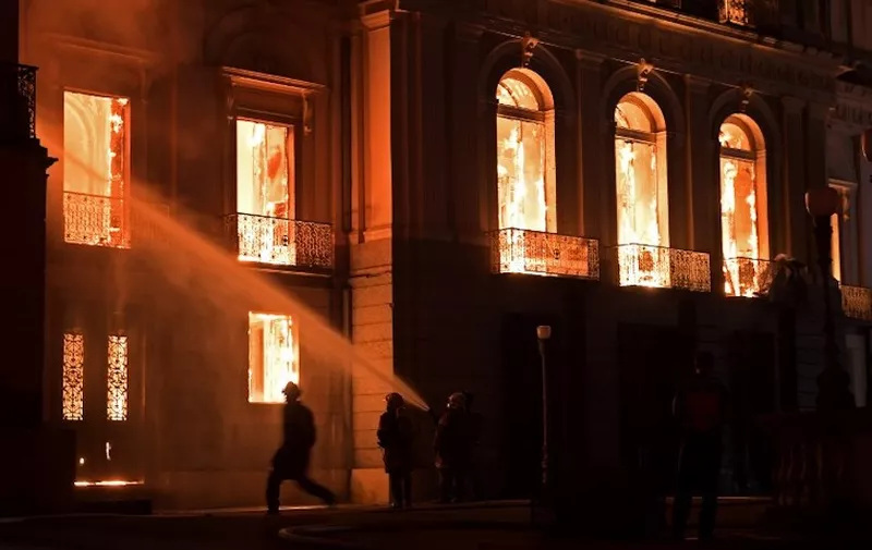 Firefighters work as a massive fire engulfs the National Museum in Rio de Janeiro, one of Brazil's oldest, on September 2, 2018. 
The cause of the fire was not yet known, according to local media. / AFP PHOTO / Carl DE SOUZA