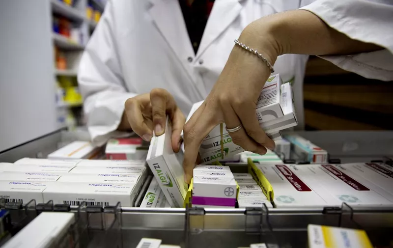 A pharmacist fills his drawers of drugs at a chemists store in Paris on September 22, 2015. An initiative launched in September 2014, enabled patients to purchase medication in precise accordance with prescribed or desired quantities, enabling the social services to economise, has yet to make any real impact.  AFP PHOTO / FLORIAN DAVID
TO GO WITH AFP STORY BY ESTELLE EMONET (Photo by FLORIAN DAVID / AFP)