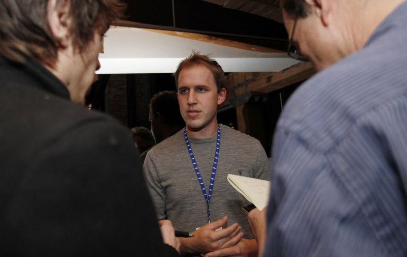 Facebook Chief Technology Officer Bret Taylor (C) discusses Facebook's new Timeline apps with technology reporters during the special invitation only event at Twenty Five Lusk restaurant and lounge in San Francisco on January 18, 2012 in California.      AFP Photo / Kimihiro Hoshino / AFP PHOTO / KIMIHIRO HOSHINO