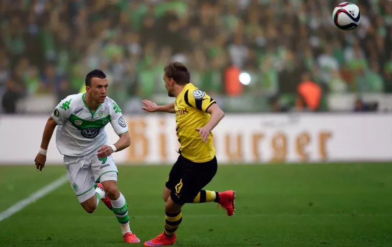 Wolfsburg's Croatian midfielder Ivan Perisic  (L) and Wolfsburg's French defender Josuha Guilavogui  vie for the ball during the German Cup DFB Pokal final football match between BVB Borussia Dortmund and VfL Wolfsburg at the Olympic Stadium in Berlin on May 30, 2015.  AFP PHOTO / ODD ANDERSEN