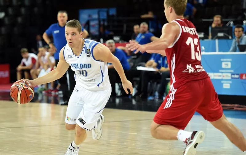 Finland's Roope Ahonen (L) vies with Russia's Dmitry Khvostov (R) during the group A qualification basketball match between Finland and Russia at the EuroBasket 2015 in Montpellier on september 7, 2015. 