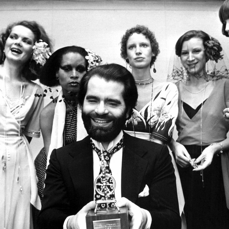 fashion designer Karl Lagerfeld posing with models after receiving an award in Krefeld, western Germany. - German fashion designer Karl Lagerfeld has died at the age of 85, it was announced on February 19, 2019. (Photo by ) / Germany OUT