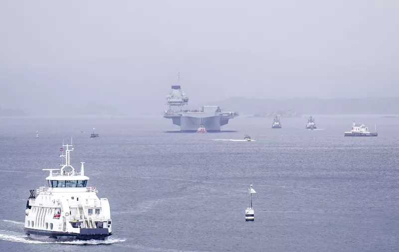The British aircraft carrier HMS Queen Elizabeth (C) arrives in Oslo, Norway, on November 21, 2022, after military exercises in the North Atlantic. (Photo by Stian Lysberg Solum / NTB / AFP) / Norway OUT