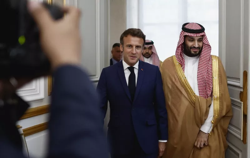 France's President Emmanuel Macron (L) arrives with Saudi Crown Prince Mohammed bin Salman for a working dinner at presidential Elysee Palace in Paris on July 28, 2022. - French President Emmanuel Macron host Saudi Arabia's Crown Prince Mohammed bin Salman for talks in Paris on July 28, 2022, outraging rights groups and the fiancee of slain Saudi journalist Jamal Khashoggi. (Photo by BENOIT TESSIER / POOL / AFP)