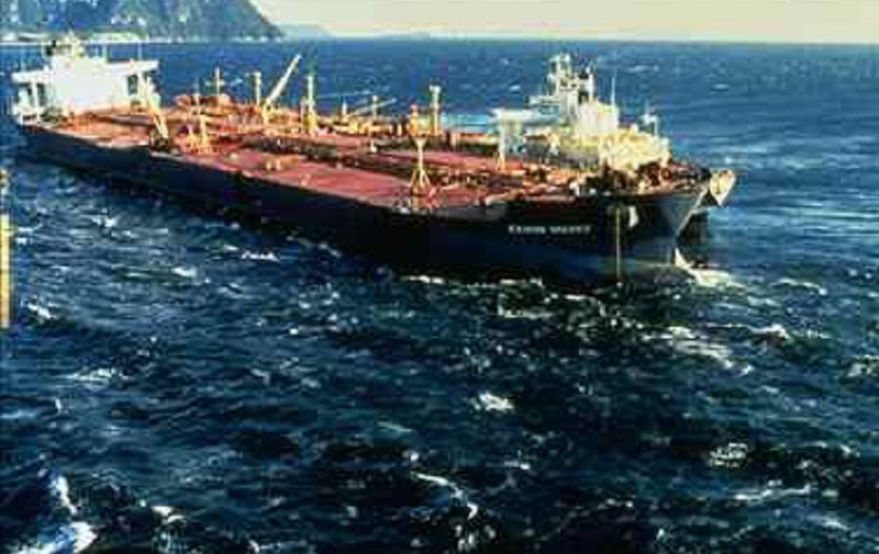 Tanker Exxon Valdez pun nafte sudario se s grebenom kod Aljaske 1989. U more se izlilo 11 milijuna galona nafte.