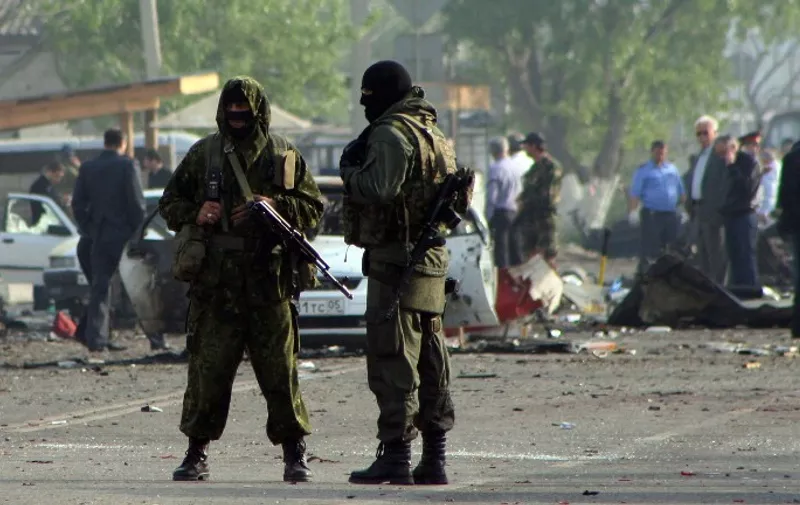 Special forces officers guard the site of two blasts in the Dagestan's capital Makhachkala, early on May 4, 2012. Two blasts near a police post late on May 3 killed at least 15 people and wounded more than 20 in Dagestan, part of Russia's restive Caucasus region, the interior ministry said.  AFP PHOTO / NEWS TEAM / ABDULA MAGOMEDOV / AFP / NEWSTEAM / ABDULA MAGOMEDOV