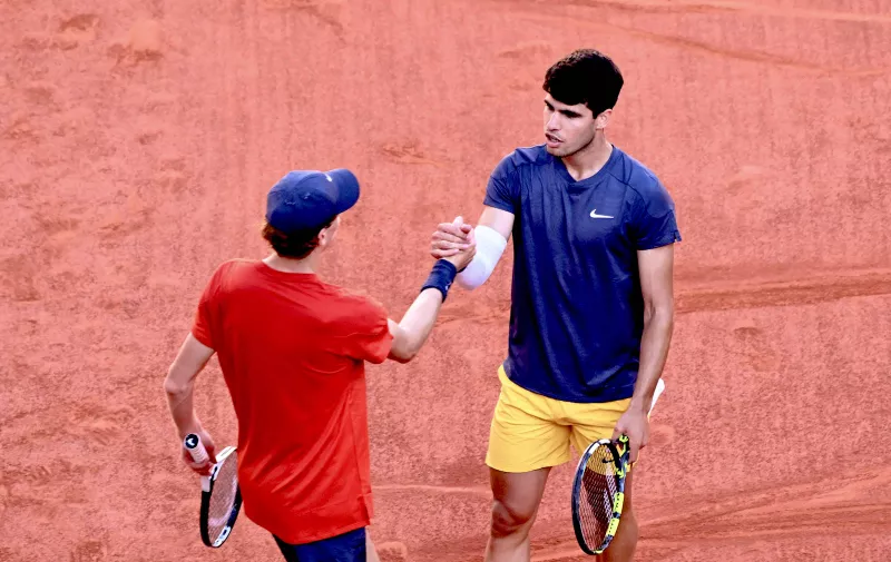 Carlos Alcaraz  Espagne  shake hands with Jannik Sinner  ITA  following the 2024 French Open at Roland Garros on June 7, 2024 in Paris, France.  Photo by federico pestellini / panoramic  - TENNIS : Roland Garros 2024 - Internationaux de France - 07/06/2024 FedericoPestellini/Panoramic PUBLICATIONxNOTxINxFRAxBEL