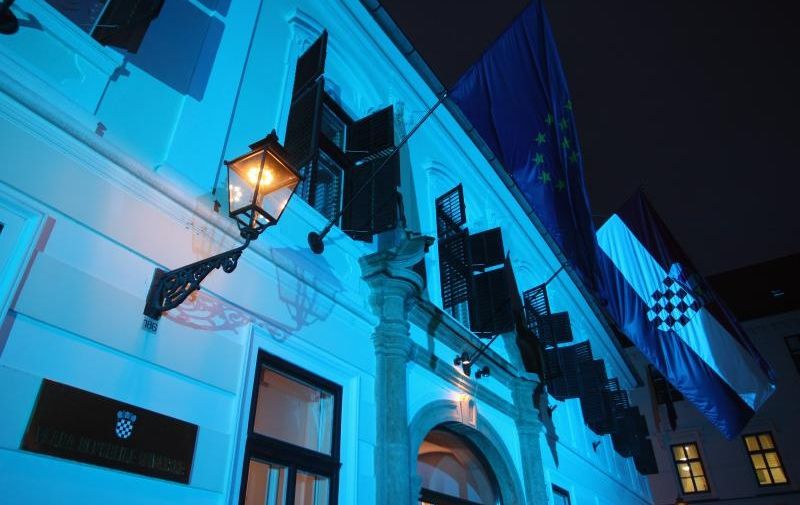 02.04.2013., Zagreb - Zgrada Vlade povodom svjetskog dana autizma osvijetljena je plavim reflektorima. 
Photo: 