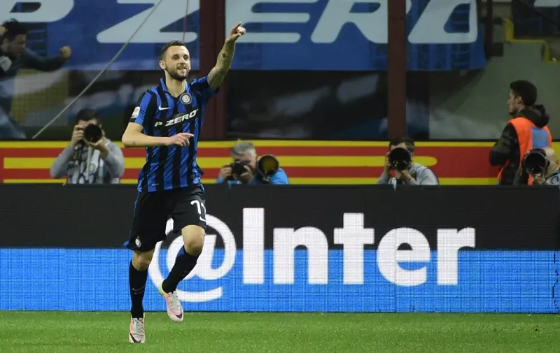 Inter Milan's midfielder from Croatia Marcelo Brozovic celebrates after scoring during the Italian Serie A football match Inter Milan vs Naples on April 16, 2016 at the San Siro Stadium in Milan. / AFP PHOTO / OLIVIER MORIN