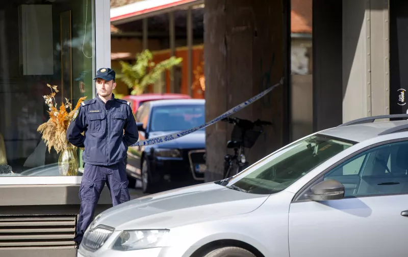 17.10.2023., Osijek - Policijski ocevid u Zupanijskoj ulici u sredistu grada gdje je pronadjeno tijelo muske osobe. Photo: Borna jaksic/PIXSELL